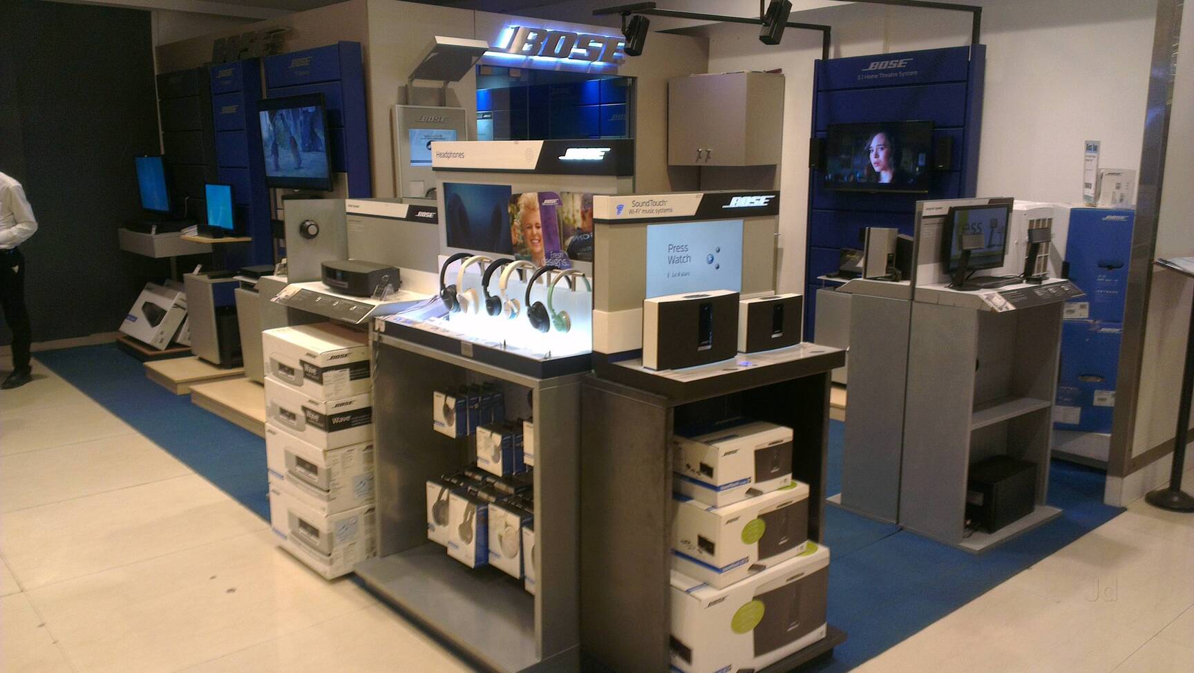 Bose chiude 119 negozi nel mondo - Billboard Italia