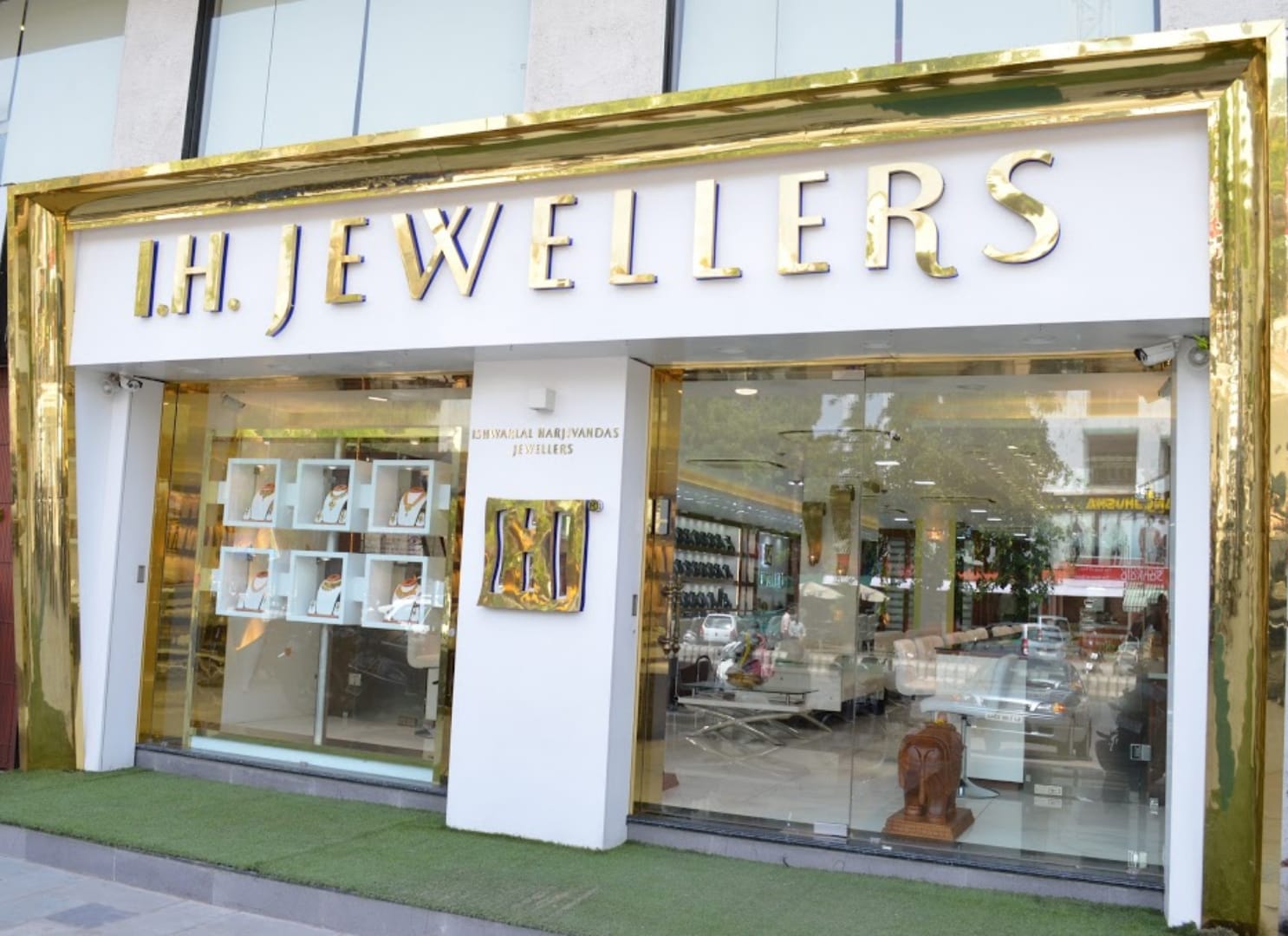 Women's Earring in Ahmedabad Stylish, Elegant Unique Designs