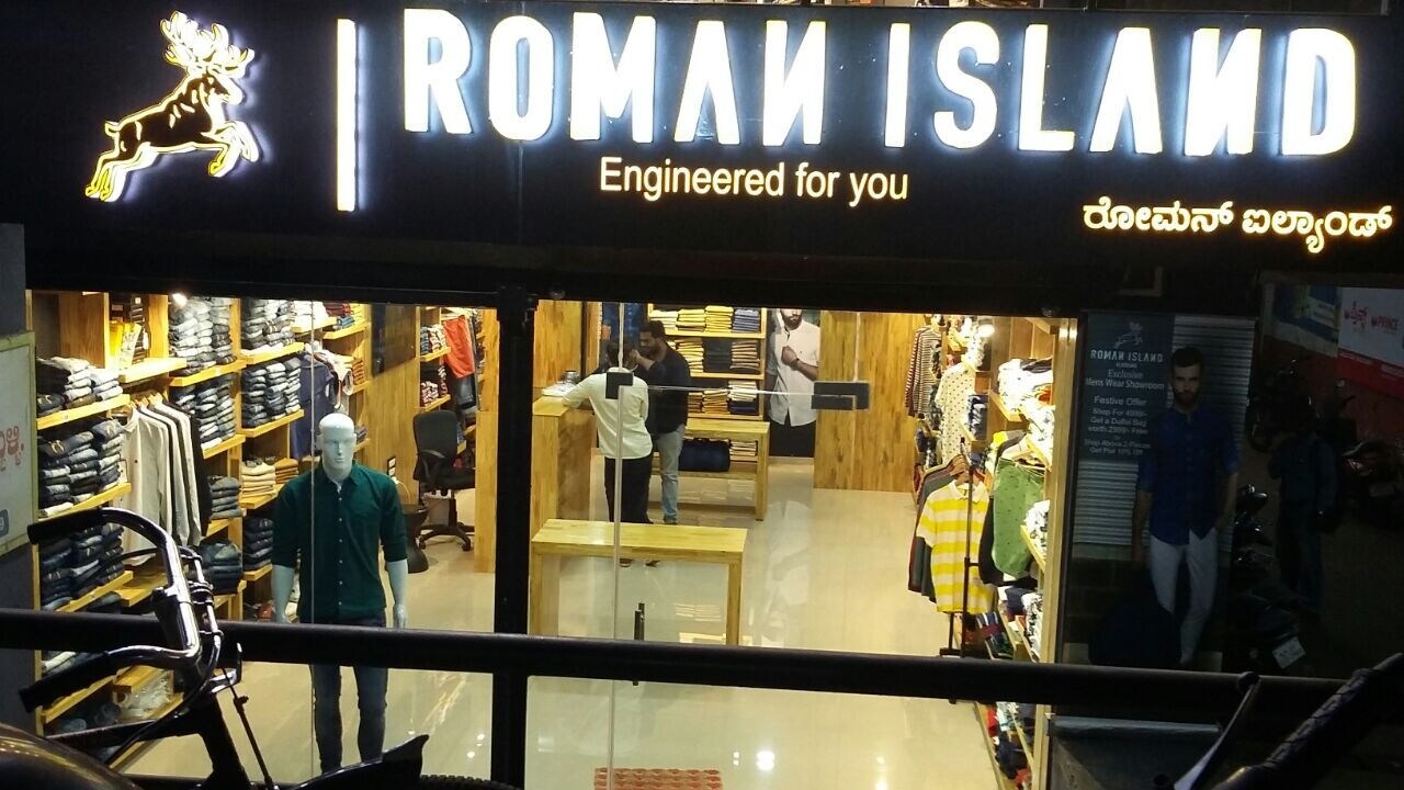 nearest roman clothes shop