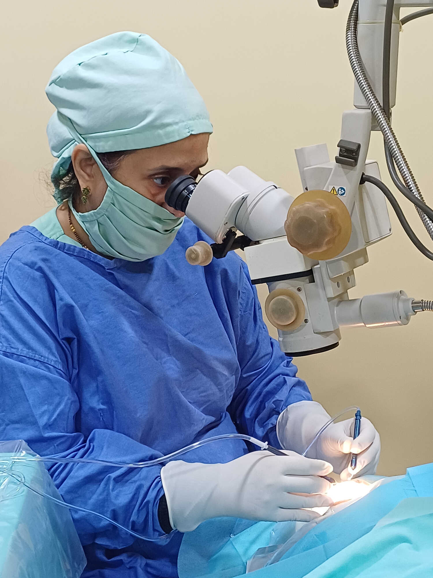 top-cataract-surgeons-with-complete-eye-examination-with-complete-eye
