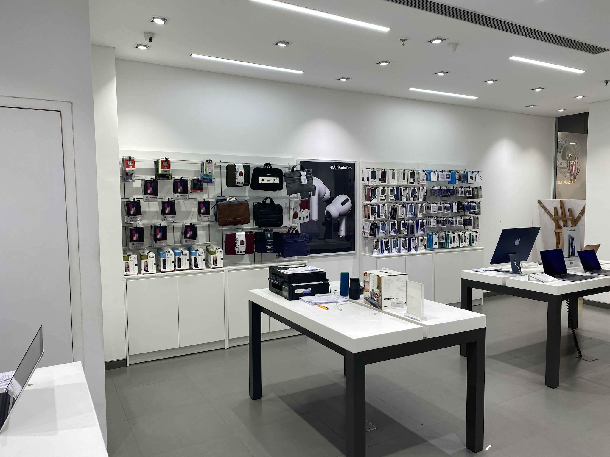 iPhone 12 (256GB, Black) in Kolkata at ₹ 90,155 ₹ 94,900 by