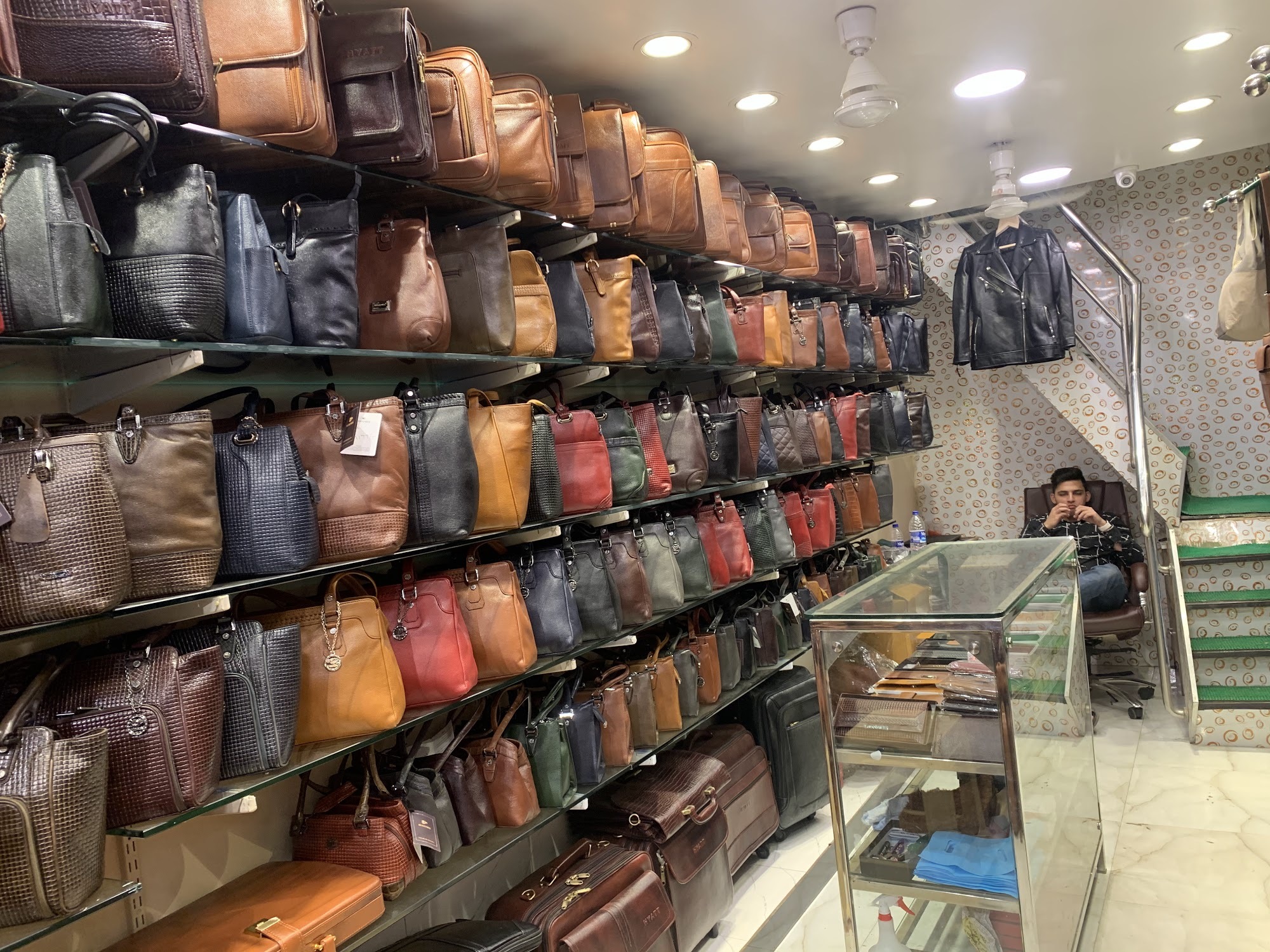 Discover 111+ leather bag dharavi kidsdream.edu.vn