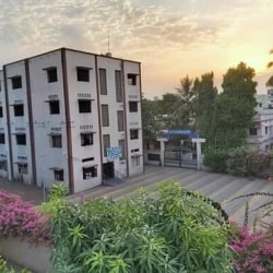 डॉ. नारायणराव भालेराव हायस्कूलमध्ये लोकमान्य टिळक पुण्यतिथी व लोकशाहीर अण्णाभाऊ साठे जयंती उत्साहात