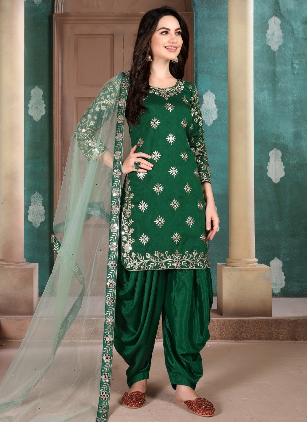 Salwar Kameez in Delhi at ₹ 963 ₹ 1,342 Unit by Vrinda