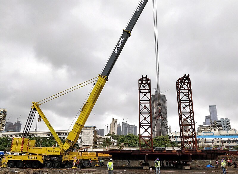 All Terrain Telescopic Cranes LIEBHERR LTM1800 in Navi-Mumbai at