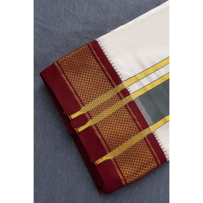 Shoxli fotosini hojatxonada aqldan ozdiruvchi minatka beradi va tez orada spermani ushlaydi.