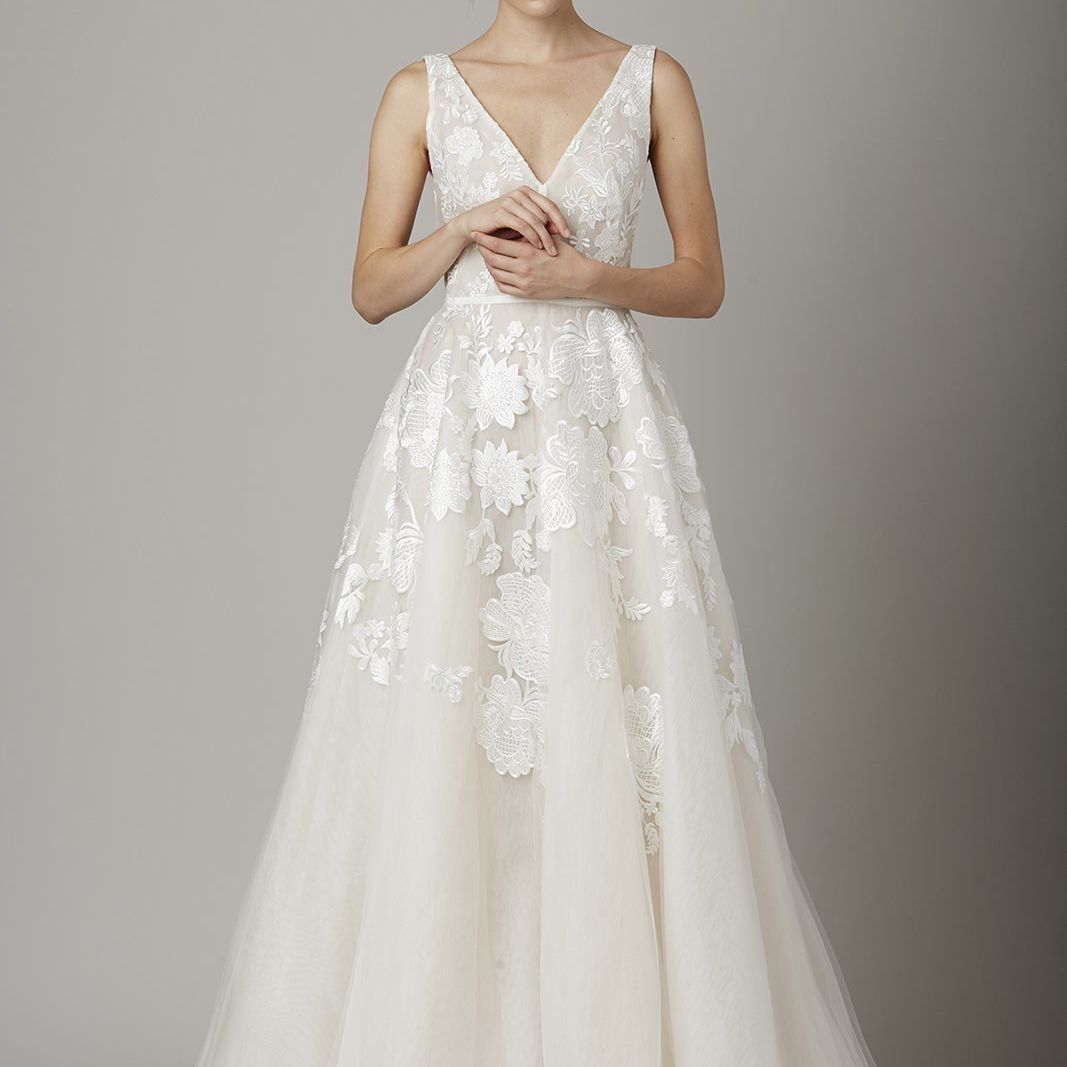 Embroidery Chiffon Wedding Gown (White) in Surat at ₹ 1,500