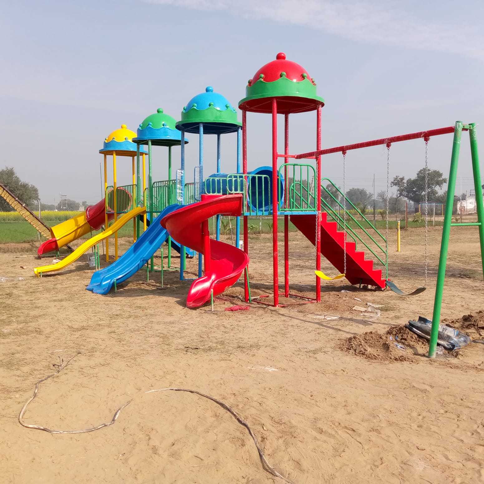 FRP Zigzag Playground Spiral Slide (Blue And Red) in Delhi at
