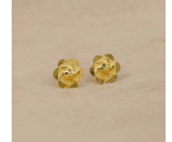 Gold Dainty Flower Stud Earrings in Ludhiana at ₹ 5,000