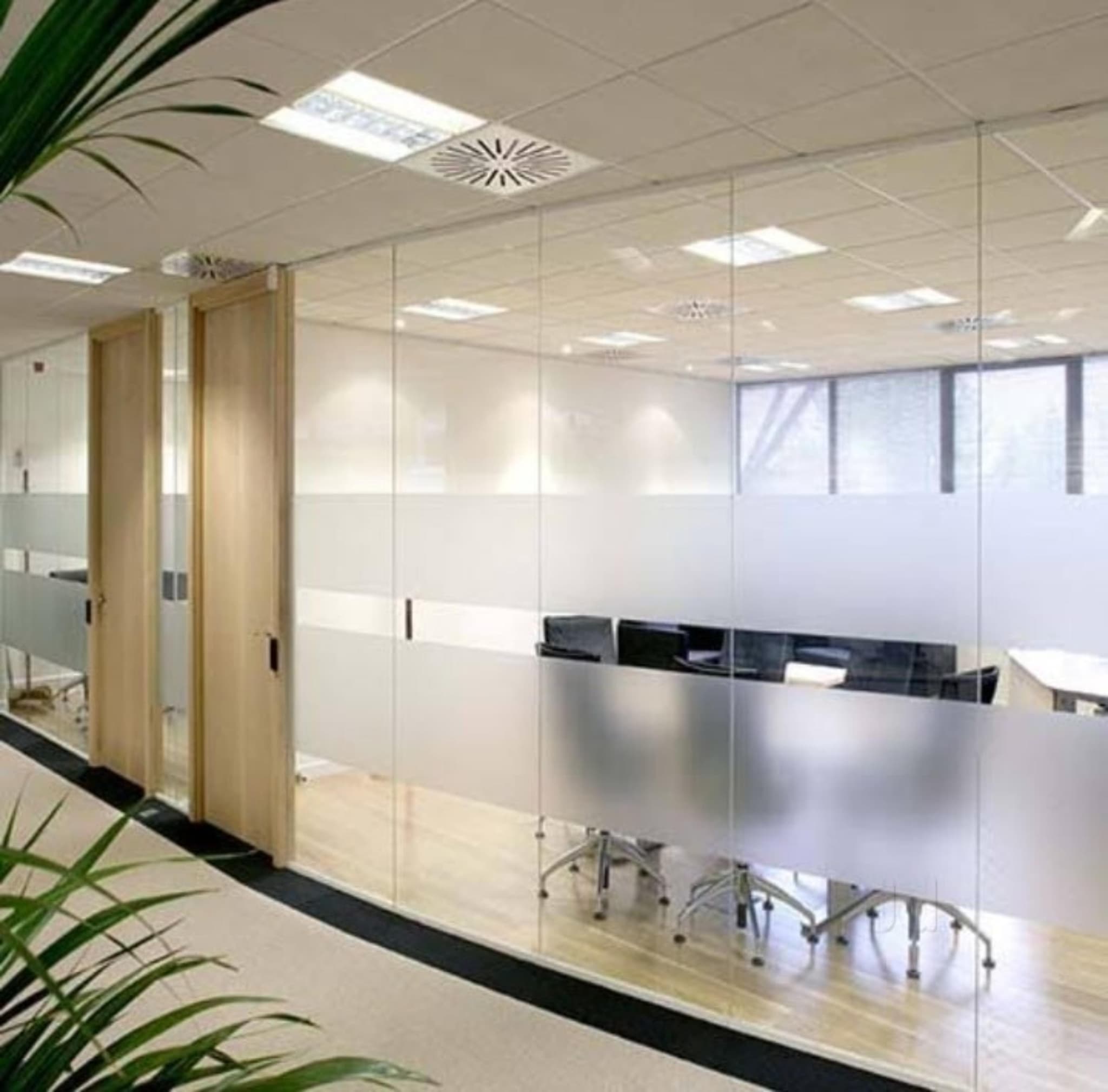 5 Modern Glass Partition Ideas for Stylish Office Interiors
