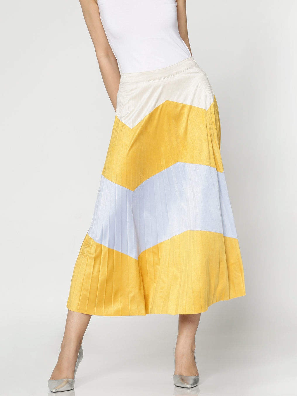 ONLY Yellow Colour Blocked Mid Rise Chevron Print Pleated Midi