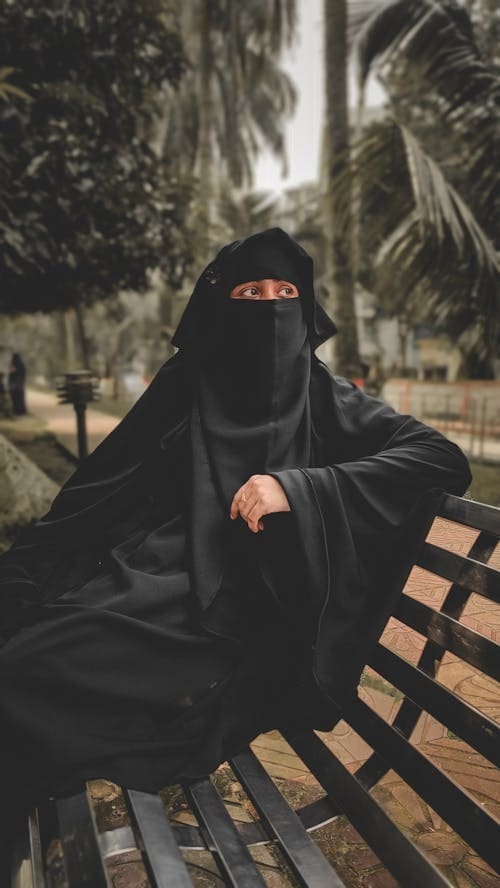 Party Printed Abaya XL Lycra Printed Zari Stitched Burkha for Ladies in  Mumbai at best price by Farwaniya Hijabs - Justdial
