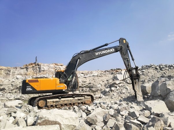 HITACHI Wheeled Excavator Zaxis 7 Series (ZX220W - 7) in Solapur