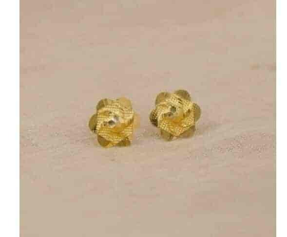Gold Dainty Flower Stud Earrings in Mumbai at ₹ 5,500 ₹ 8,000