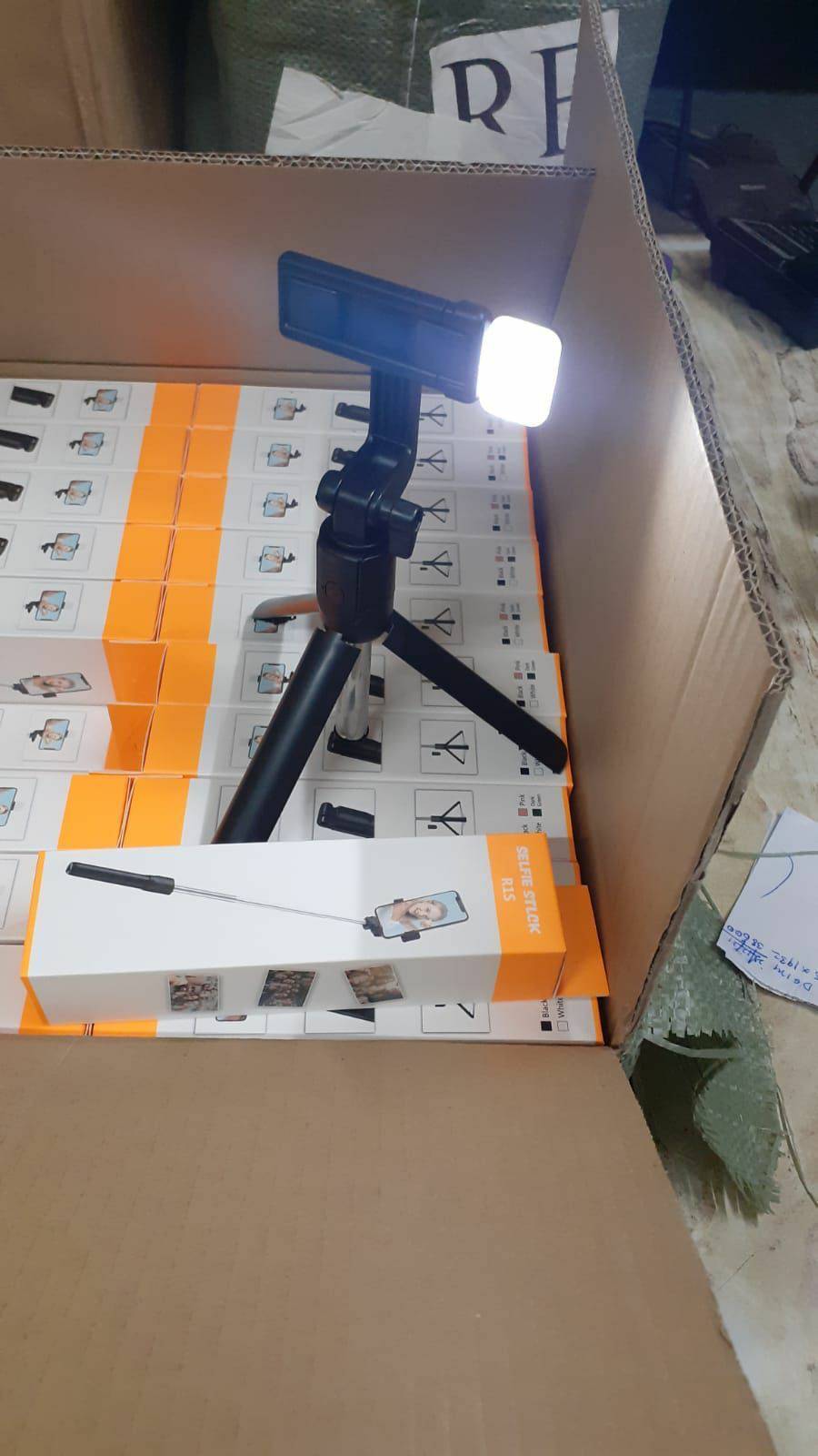 R1S Selfie Stick Tripod in Delhi at ₹ 170 Pc by Aradhaya