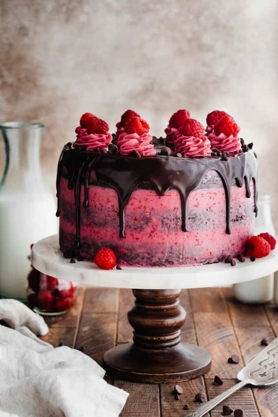 Round Chocolate Raspberry Cake in Mumbai at ₹ 800 Lb by Delight