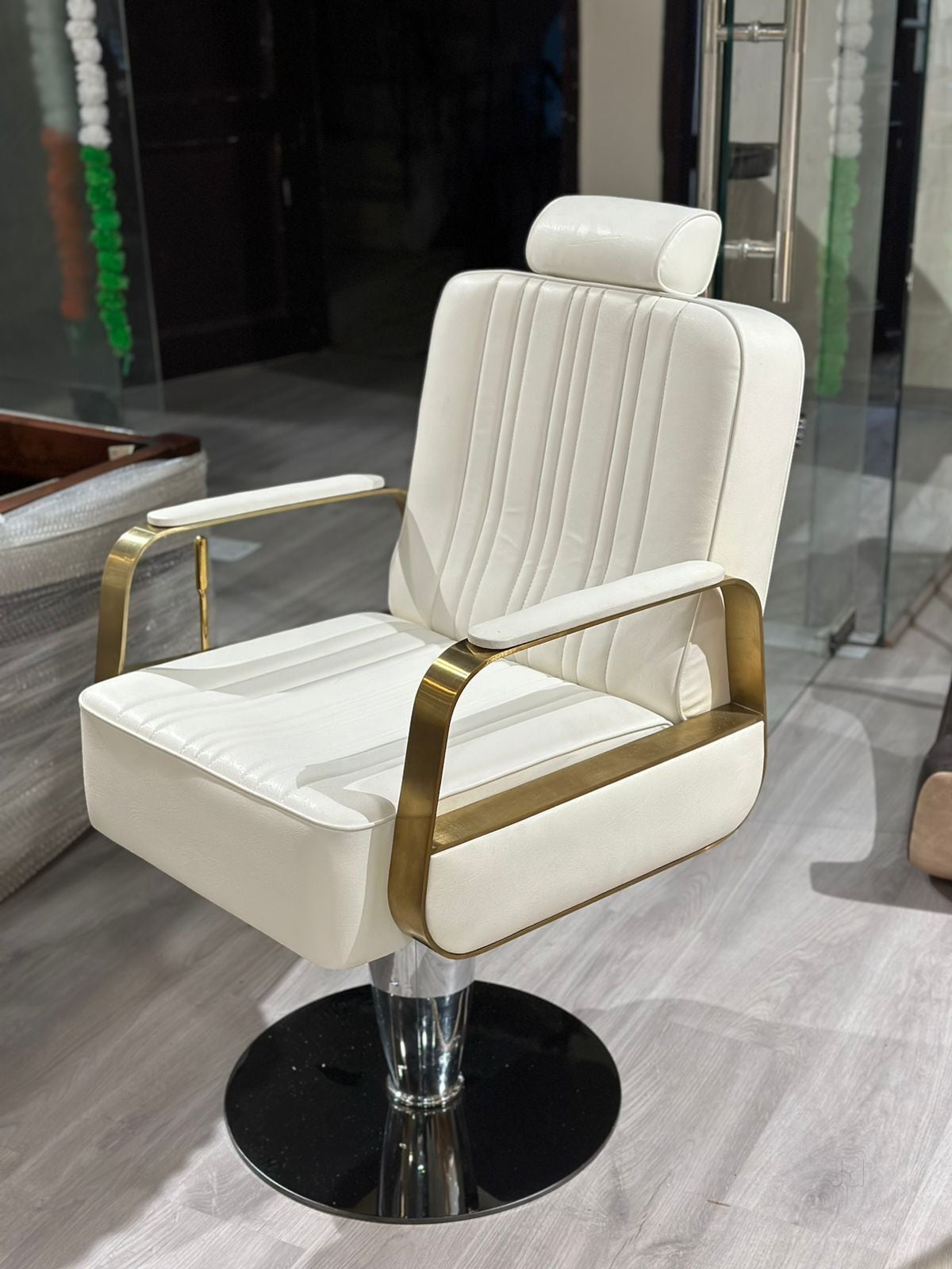 Salon Chair White RBC 256 in Delhi at ₹ 5,000 ₹ 10,000 Pc by