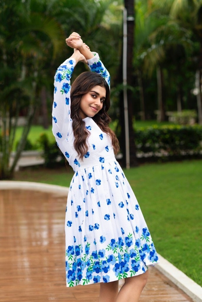 White And Blue Floral Midi Dress in Delhi at ₹ 2,600 Unit by