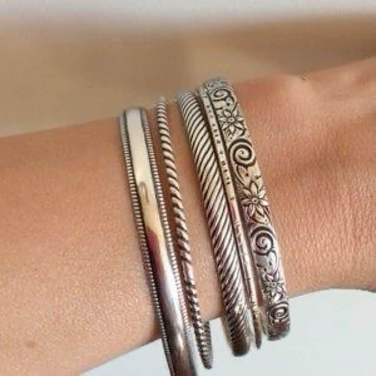 Women Iron Bangle Silver in Patna at ₹ 60 ₹ 400 Set by New