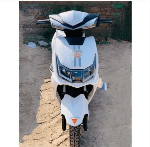 Yakuza White Electric Bike Battery Operated Scooter With Lead Acid