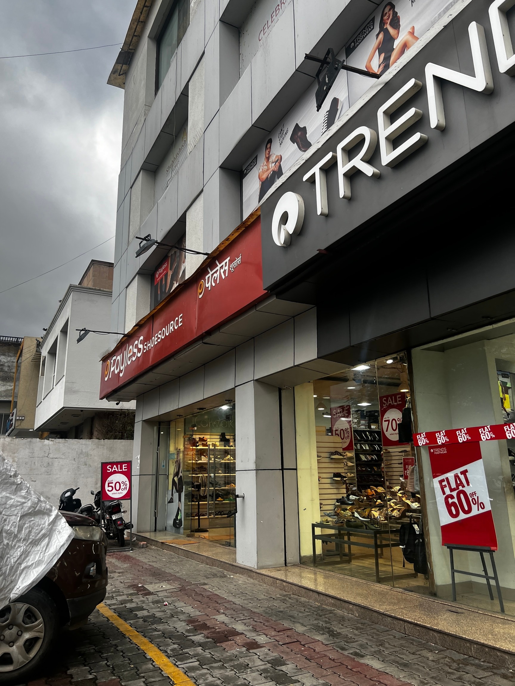 Bangalore Reliance Payless Automatic Shoe Shine Machine With Sole