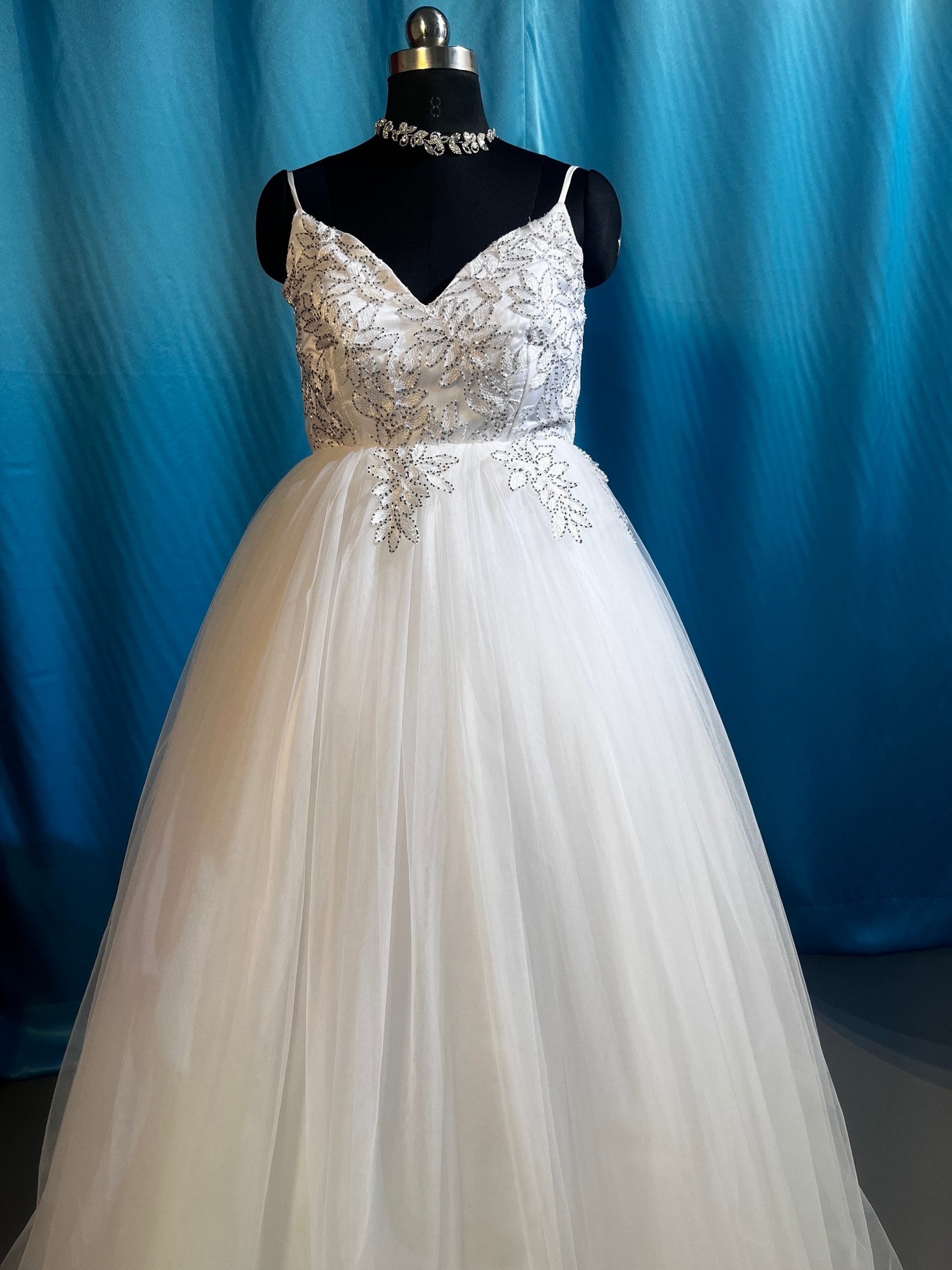 Bridal Veil in Mumbai Elegant, Exquisite Stunning Designs