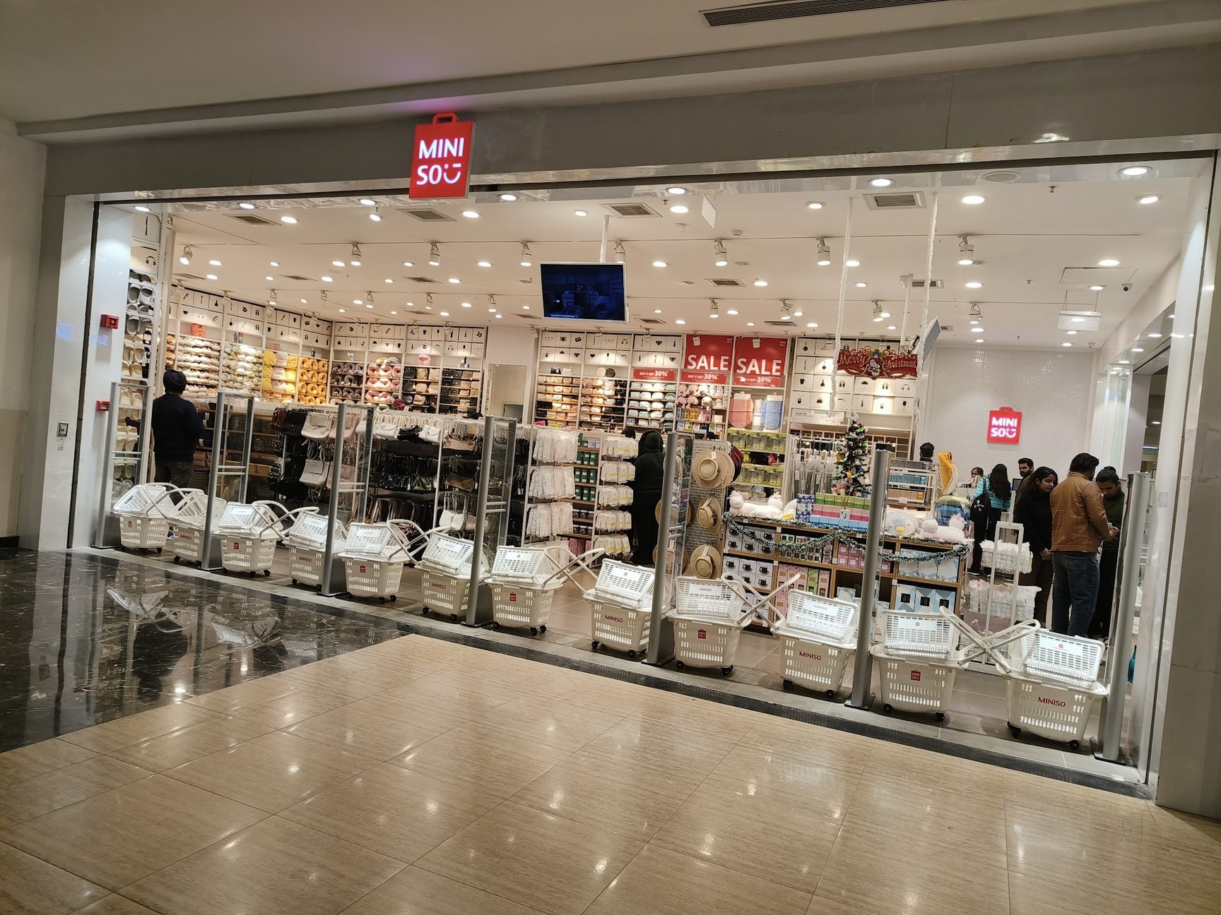 Vincom Palm Mall H&m Vr Punjab Westside In Vr Mall 45 L Casual