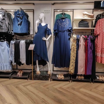 dresses that suit slim ladies French Hollow Contrast Color Dress Over the Knee Mid-Length Retro Slim   Lee Nhi Boutique