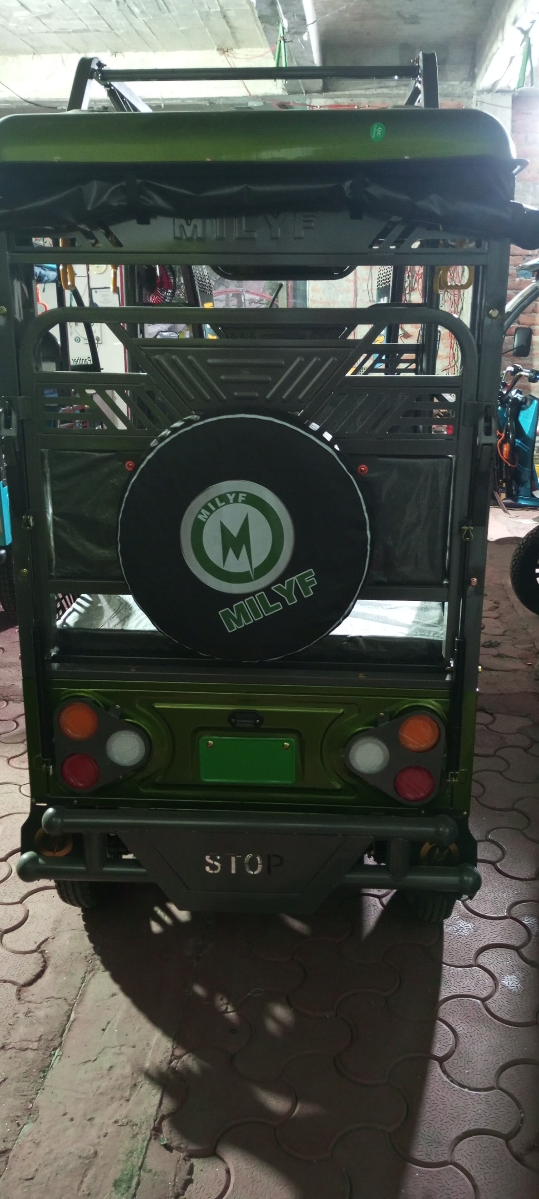 Ayyor agent qizni jinsiy aloqa qilish uchun aldaydi Krasnodarda sauna porno