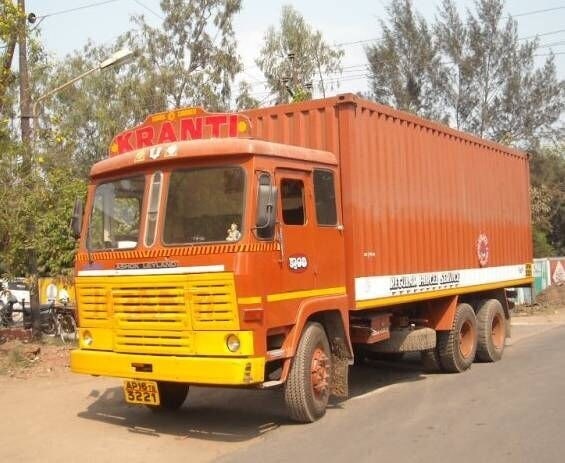 Jamoat transportida külotsiz yuradi