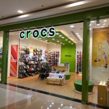 mens camo crocs on sale