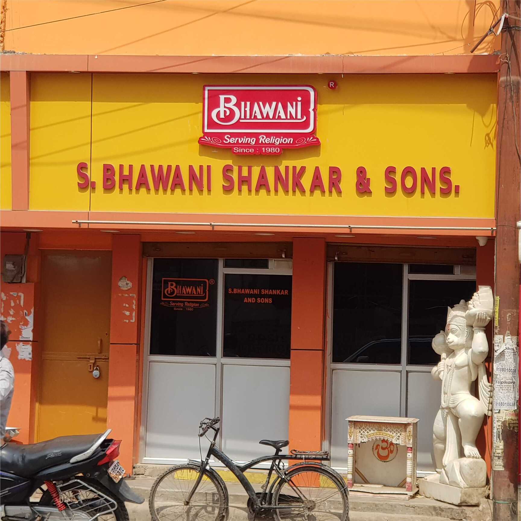 Makeup Kit in Varanasi Luxurious, Versatile Essential Kits